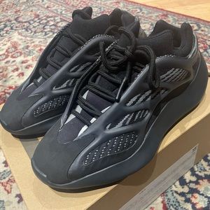 Yeezy Adidas 700 V3 in Alvah